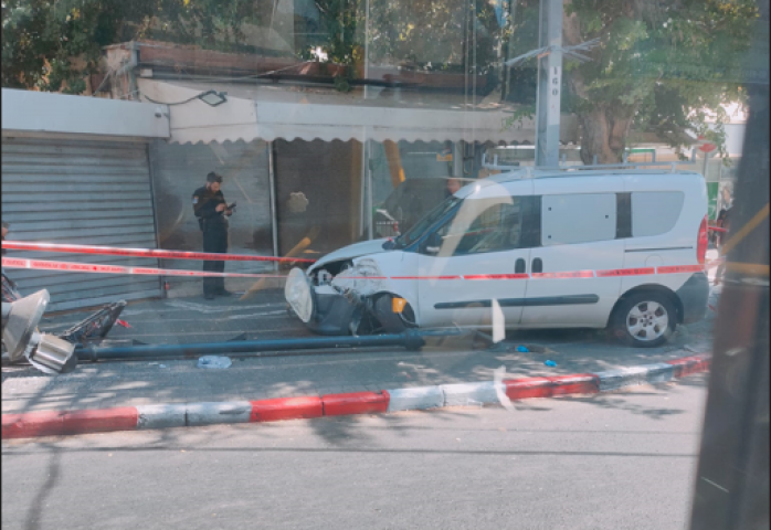 איבד שליטה על רכבו, עלה על המדרכה, פגע בהולך רגל, הפיל עמוד חשמל וכמעט נכנס לחנות בגדים - חדשות בפתח תקווה