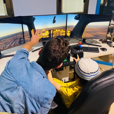 להמריא ולהבריא: סימולטור טיסה בשניידר מאפשר ילדים חולים "לטוס" מסביב לעולם - בריאות בפתח תקווה
