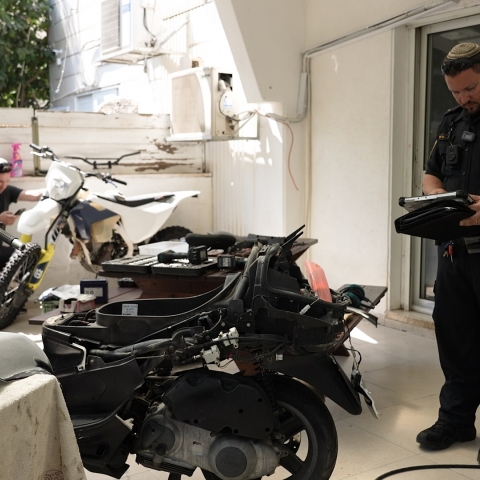צפו: השוטרים הופתעו לגלות מוסך לתיקון אופנועים בדירה בקומה ה - 6 (וידיאו) - חדשות בפתח תקווה