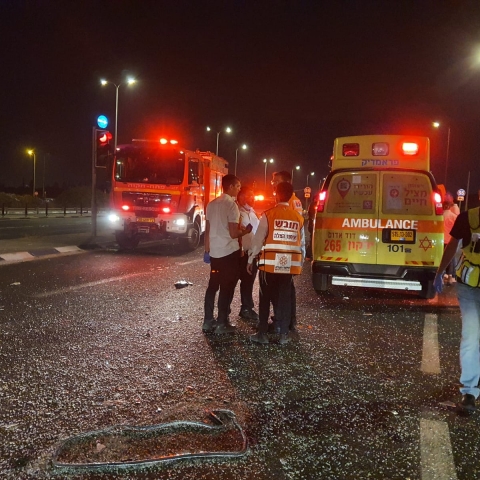 5 פצועים בתאונה במעורבות אוטובוס ו-2 רכבים בצומת נחשונים סמוך לפתח תקוה - חדשות בפתח תקווה