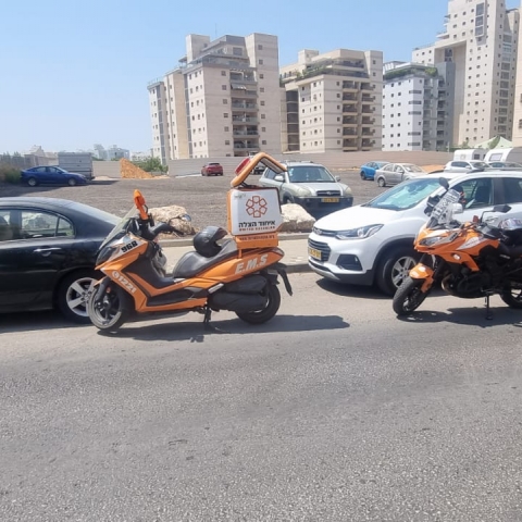 נער בן 15 שרכב על קורקינט חשמלי התנגש ברכב חונה - מצבו בינוני - חדשות בפתח תקווה
