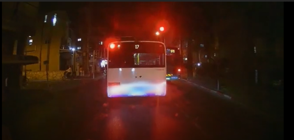 צפו: נהג אוטובוס מפתח תקווה חוצה צומת מרומזר באור אדום נגד כיוון התנועה  (וידיאו) - חדשות בפתח תקווה