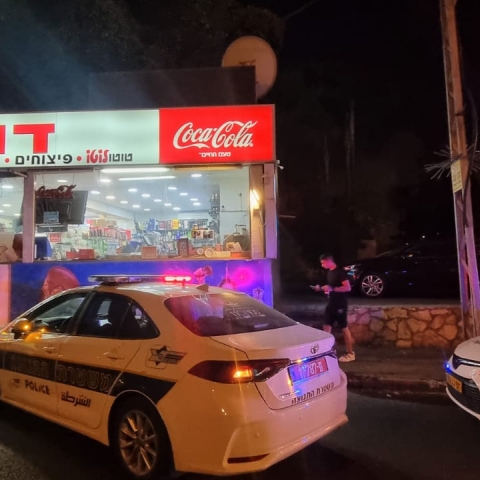 הלילה בפיצוציה ברחוב זרובבל: קטטה בין 2 לקוחות - אחד נפצע, השני נמלט - חדשות בפתח תקווה
