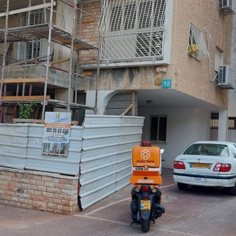 פועל נפל מפיגום במהלך עבודתו - מצבו בינוני - חדשות בפתח תקווה