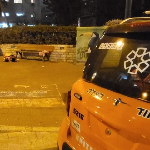 בת 5  נפלה מקומה 1 של עזרת נשים לתוך היכל בית כנסת במהלך הכנסת ספר תורה - חדשות בפתח תקווה