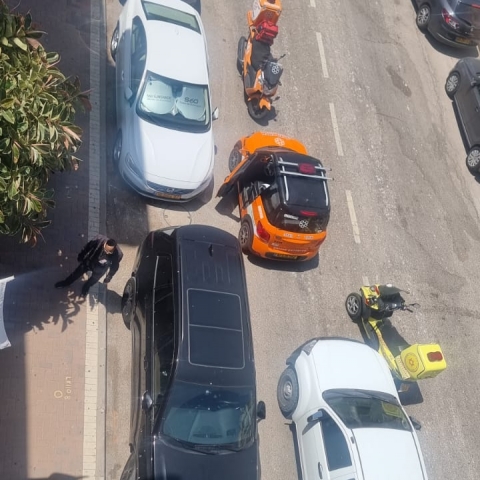 פועל נפל מסולם בגובה של 3 מטר ברח' שבזי בפתח תקווה - חדשות בפתח תקווה