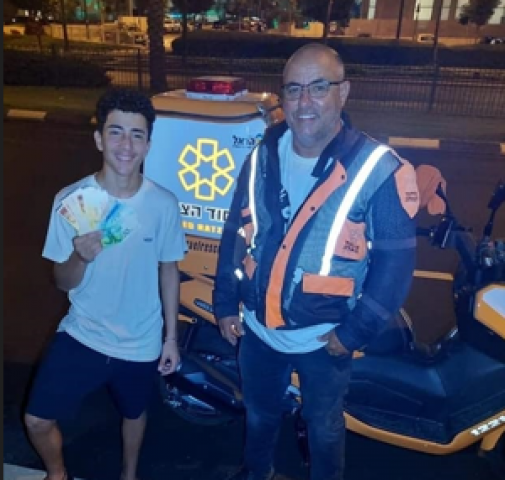 שכחו באוטובוס תיק ובו 2,000 ש"ח ואז הגיע אלן מלכה - מעשים טובים בפתח תקווה