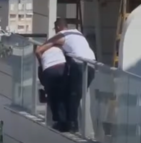 חיים על הקצה של הקומה ה-19 במרחק נגיעה מהמוות (וידיאו) - חדשות בפתח תקווה
