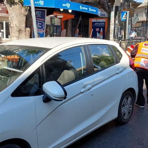 הולכת רגל נפצעה מפגיעת רכב ברח' הברון הירש בפתח תקווה - חדשות בפתח תקווה