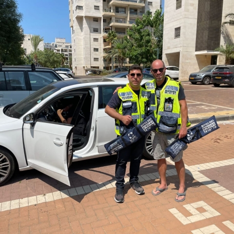 פעוט ננעל ברכב, מנכ״ל ידידים חילץ אותו בשלום (וידיאו) - חדשות בפתח תקווה