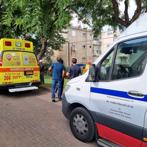 פועל נפצע בינוני מחלקי ברזל שנפלו עליו באתר בניה ברחוב השושנים בפתח תקווה - חדשות בפתח תקווה