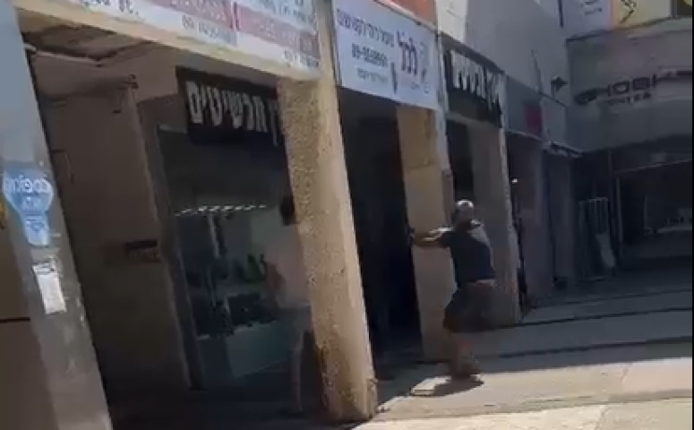 אישום: שדד חנות תכשיטים ואיים על העובדת: "אני אגמור אותך" (וידיאו) - חדשות בפתח תקווה