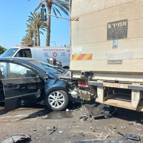 2 ילדים נפצעו בתאונת דרכים בין משאית לרכב פרטי בכביש 40 סמוך לצומת שערייה - חדשות בפתח תקווה