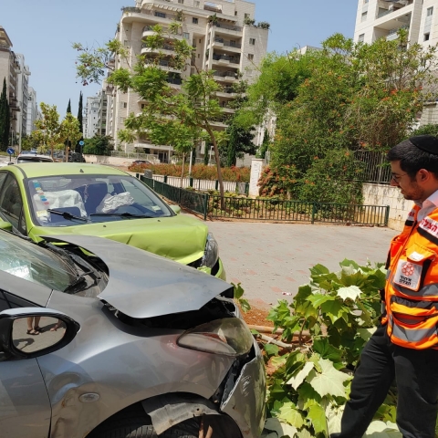רכב התנגש ברכב חונה, נהגת הרכב הפוגע נפצעה - חדשות בפתח תקווה
