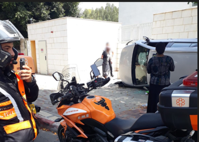 נהג ובנו נפצעו כתוצאה מהתהפכות רכבם ברח' יקותיאל אדם בפתח תקווה - חדשות בפתח תקווה