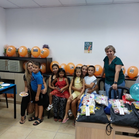 עמותת מטב העניקה מתנות לילדי המטפלות הסיעודיות תושבות פ"ת לקראת כניסתם לכתה א' - קהילות בפתח תקווה