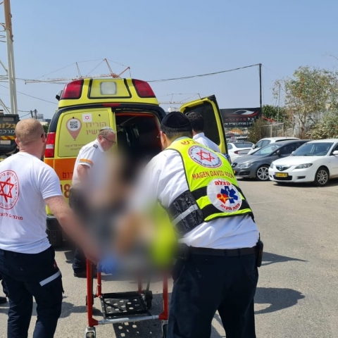בן 50 נפצע קשה מצמיג שהתפוצץ עליו במקום עבודתו - חדשות בפתח תקווה