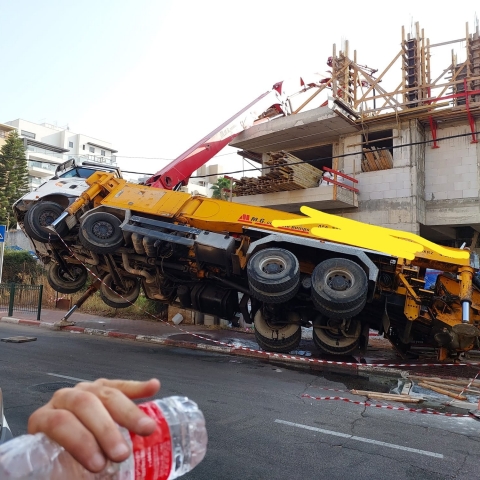 מנוף התהפך על בניין באתר בניה ברח' בן דוד בפתח תקווה (וידיאו) - חדשות בפתח תקווה