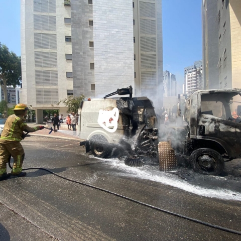 רכב ניקוי של העירייה עולה באש - חדשות בפתח תקווה