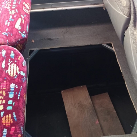 לוחמי מג"ב איתרו מסתור באוטובוס שבו הסתתרו 17 שוהים בלתי חוקיים (וידיאו) - חדשות בפתח תקווה