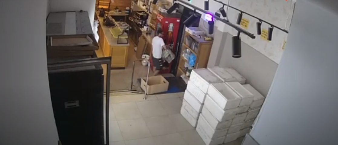 ממש מאפיה! שדד 1,500 ש"ח, עוגיות ועוגות טעימות (וידיאו) - חדשות בפתח תקווה