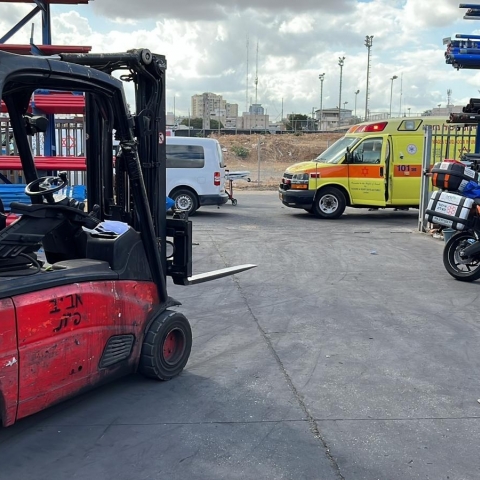 גבר נפצע ממלגזה ברחוב פיינשטיין בפתח תקווה - חדשות בפתח תקווה