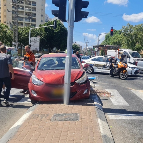 איבד  שליטה על רכבו, עלה על אי תנועה והתנגש ברמזור - חדשות בפתח תקווה