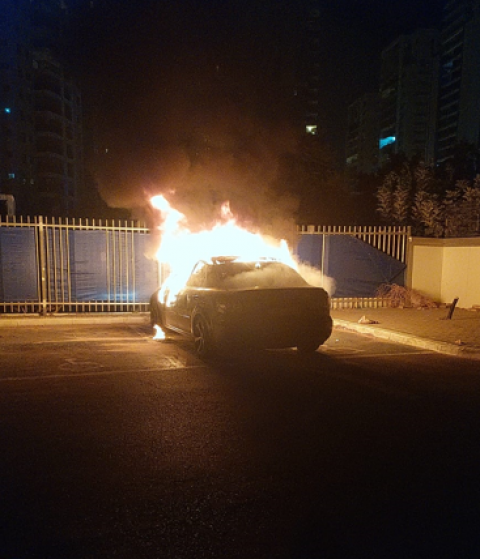 הלילה ברח' פלד: קולות נפץ כתוצאה מרכב שעלה באש (וידיאו) - חדשות בפתח תקווה