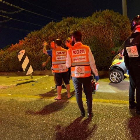 גבר ואישה שרכבו יחד על אופנוע נפצעו קשה בתאונה סמוך למחלף קסם - חדשות בפתח תקווה