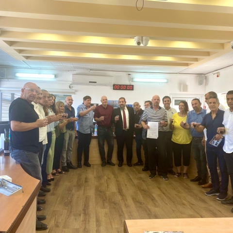 נחתם ההסכם הקיבוצי  לעובדי התאגיד העירוני מקפ״ת. - חדשות בפתח תקווה