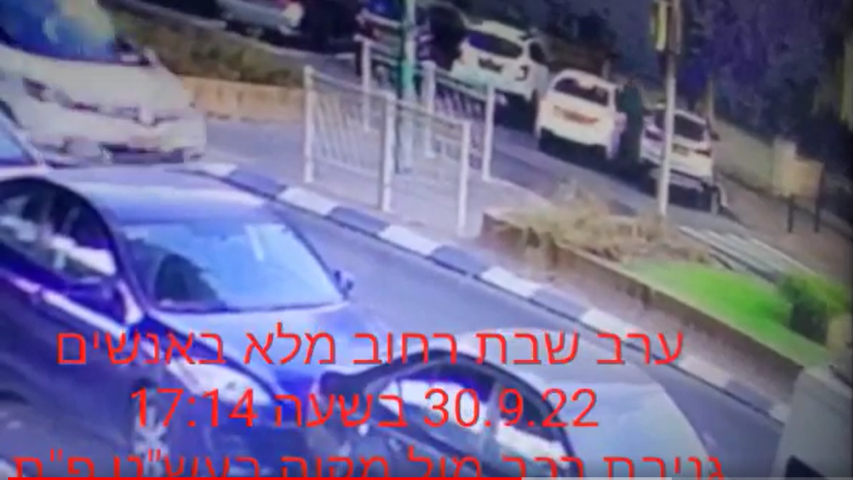 ברחוב הומה אנשים לעיני עוברים ושבים גנבו יונדאי סנטה פה (וידיאו) - חדשות בפתח תקווה