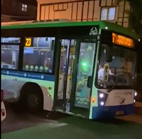 רוכב אופניים חשמליים התנגש בדלת של אוטובוס ונפצע (וידיאו) - חדשות בפתח תקווה