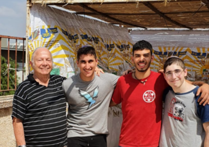 זו המצווה לחג: בונים סוכות לקשישי העיר - מעשים טובים בפתח תקווה