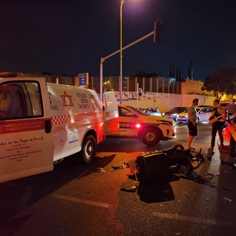 רוכב  קטנוע נפצע בינוני בתאונת דרכים עם רכב פרטי - חדשות בפתח תקווה