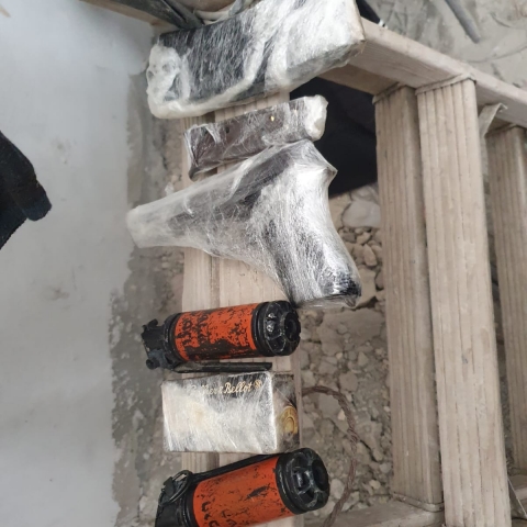 2 רימוני הלם, 2 אקדחים, מחסניות, משתיק קול ועשרות כדורי תחמושת - חדשות בפתח תקווה
