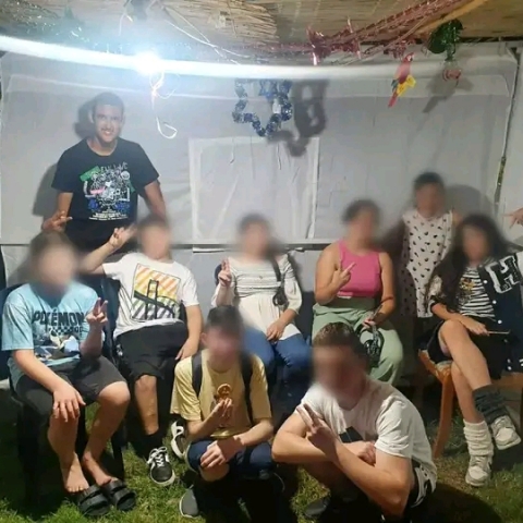כבוד לאלמוג לינדר! אירח בסוכה 9 חיילים בודדים ו-40 ילדים שסובלים מחרמות ונידוי חברתי - מעשים טובים בפתח תקווה