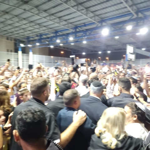אמש בהדר גנים: נתניהו ורעייתו נאלצו להמתין ברכבם עד שאיילת שקד עזבה את המקום - חדשות בפתח תקווה