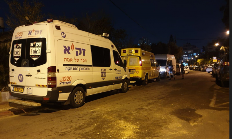 גבר בן 56 שלא הגיע לעבודה מספר ימים, נמצא  מוטל בביתו ללא רוח חייים - חדשות בפתח תקווה