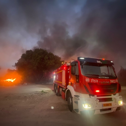  חשד להצתה: שריפת עצים וקוצים סמוך לבסיס סירקין (וידיאו) - חדשות בפתח תקווה