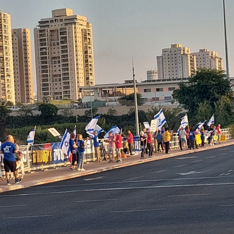 אמש, "לא תחזור": עשרות הפגינו בגשר דרך רבין פ"ת - קרית אונו - חדשות בפתח תקווה