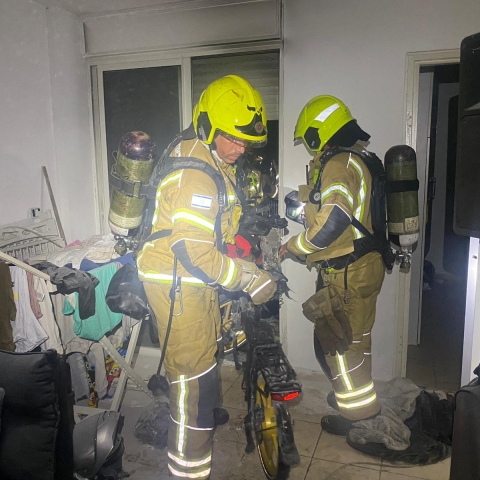 שריפה בדירה ברח' שפרינצק כתוצאה מהתלקחות סוללת ליתיום של אופניים - חדשות בפתח תקווה