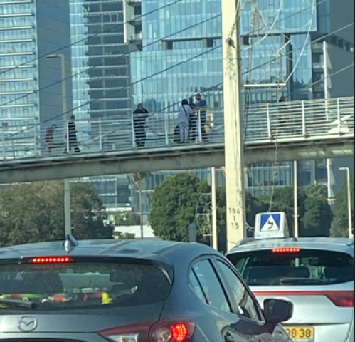 אישה מאיימת לקפוץ מגשר קלאטרווה שבין בילנסון  לקניון אבנת בפתח תקווה (וידיאו) - חדשות בפתח תקווה