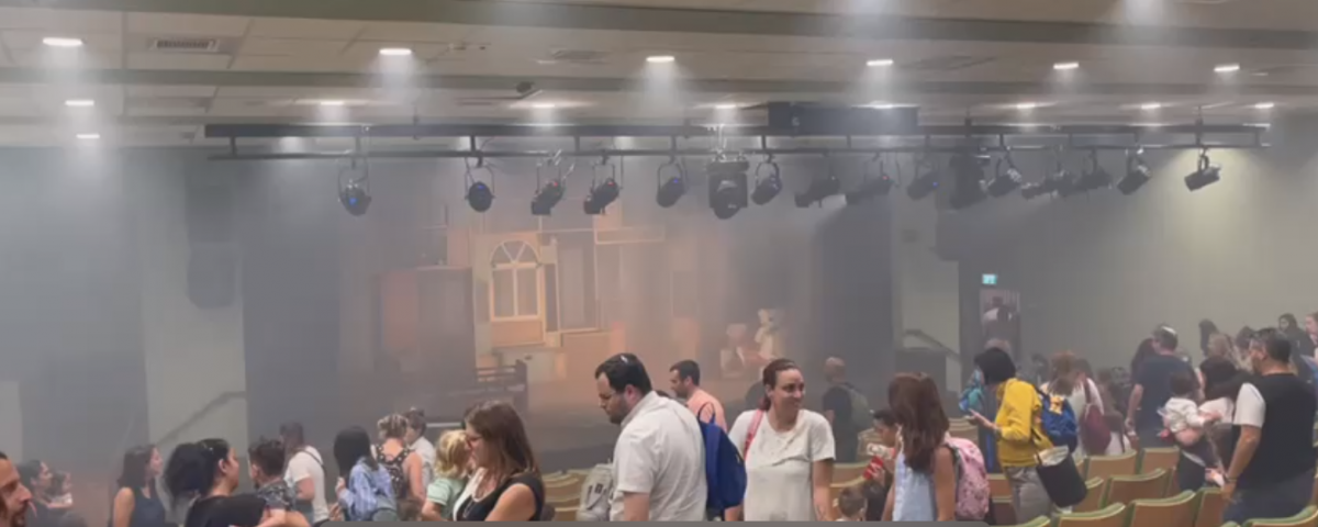 במהלך הצגת ילדים בבית ספר הופעלו הספרינקלים שהתיזו מים על השחקנים והקהל (וידיאו) - חדשות בפתח תקווה