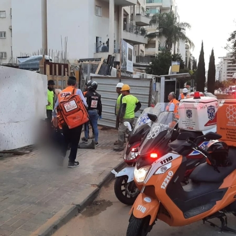 2 פועלים נחבלו כתוצאה מקריסת יציקת בטון ברח' יטקובסקי בפתח תקווה - חדשות בפתח תקווה