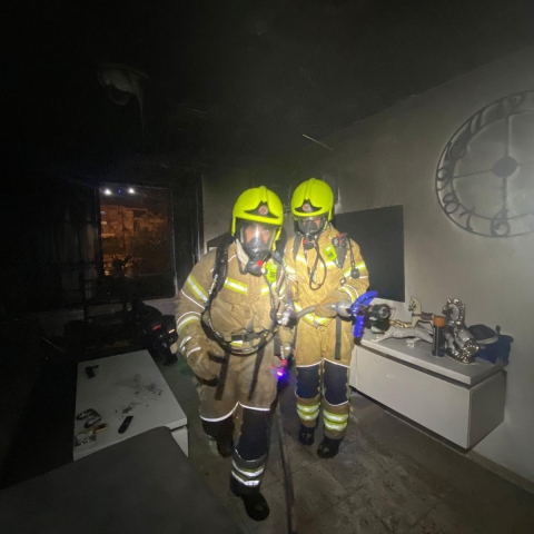 שריפה פרצה בדירה ברח' קרול כתוצאה מהתלקחות סוללת ליתיום - חדשות בפתח תקווה