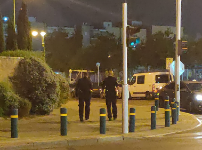 רימון הלם הושלך לעבר בניין מגורים ברח' בן דרור בפתח תקווה (וידיאו) - חדשות בפתח תקווה