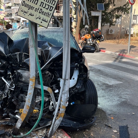 גבר ואשה בגילאי - 70 נפצעו לאחר שהתנגשו עם רכבם בעמוד - חדשות בפתח תקווה