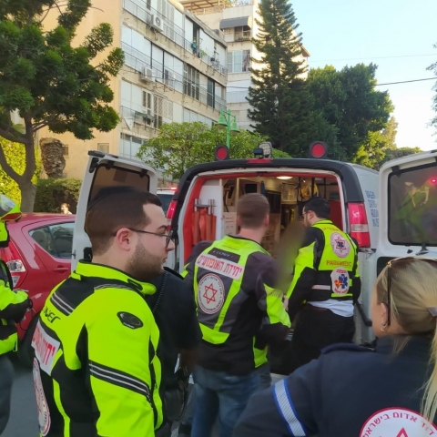 בת 70 נפצעה בינוני בשריפה בדירה ברח' רוטשילד בפתח תקווה - חדשות בפתח תקווה