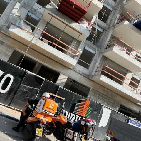 פועל נפצע לאחר שנפל מפיגום בגובה 2 מטר באתר בנייה ברח' ווינגייט בפתח תקווה - חדשות בפתח תקווה