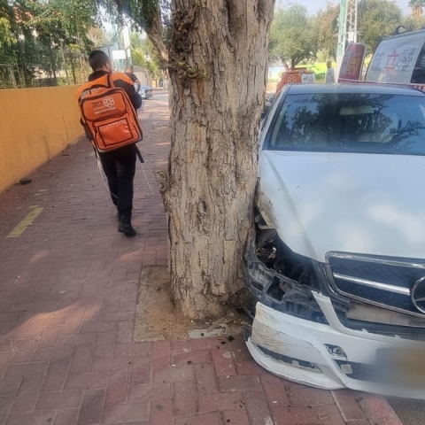 בת 30 נפצעה לאחר שהתנגשה עם המרצדס בעץ - חדשות בפתח תקווה